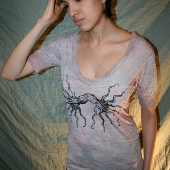 Tops - 🍋BOGO Kissing octopuses screen-printed tee.